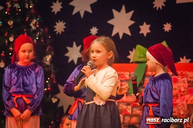 Zdjęcie w galerii na portalu naszraciborz.pl: Przedstawienie Ratujmy Święta w ramach Dni Otwartych SP 13  wiadomości z regionu