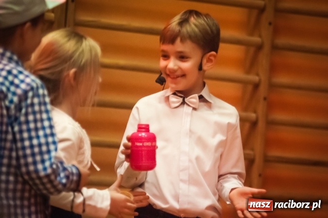 Zdjęcie w galerii na portalu naszraciborz.pl: Przedstawienie Ratujmy Święta w ramach Dni Otwartych SP 13  wiadomości z regionu