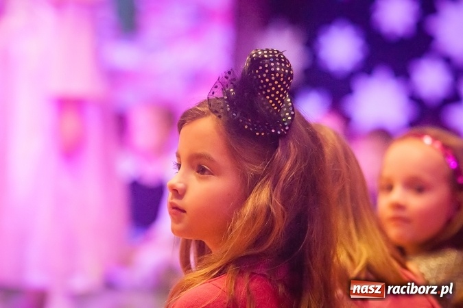 Zdjęcie w galerii na portalu naszraciborz.pl: Przedstawienie Ratujmy Święta w ramach Dni Otwartych SP 13  wiadomości z regionu