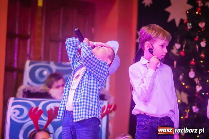 Zdjęcie w galerii na portalu naszraciborz.pl: Przedstawienie Ratujmy Święta w ramach Dni Otwartych SP 13  wiadomości z regionu