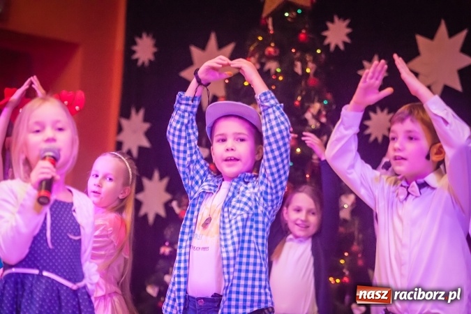 Zdjęcie w galerii na portalu naszraciborz.pl: Przedstawienie Ratujmy Święta w ramach Dni Otwartych SP 13  wiadomości z regionu