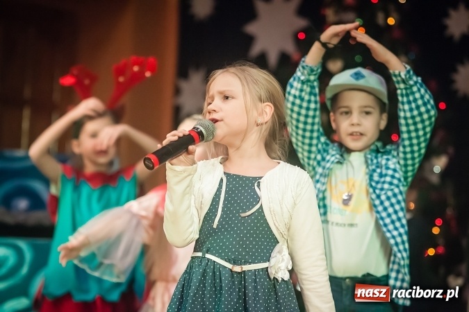 Zdjęcie w galerii na portalu naszraciborz.pl: Przedstawienie Ratujmy Święta w ramach Dni Otwartych SP 13  wiadomości z regionu