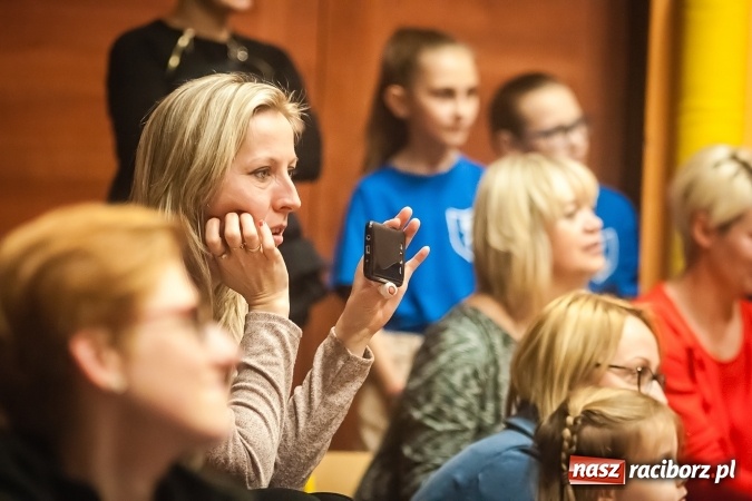 Zdjęcie w galerii na portalu naszraciborz.pl: Przedstawienie Ratujmy Święta w ramach Dni Otwartych SP 13  wiadomości z regionu