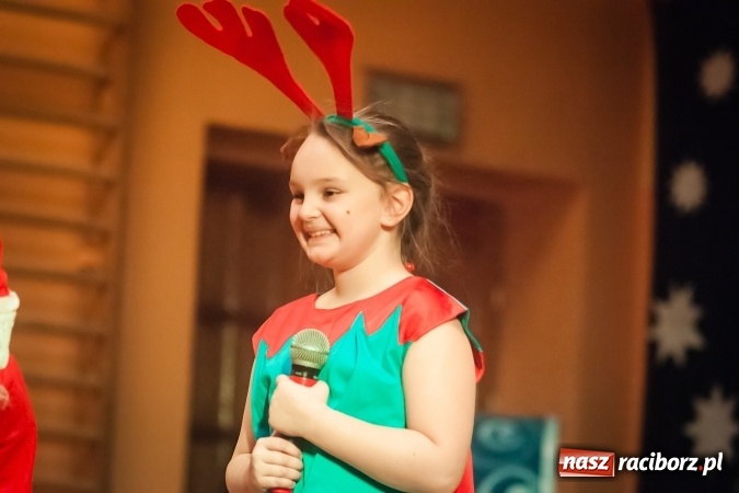 Zdjęcie w galerii na portalu naszraciborz.pl: Przedstawienie Ratujmy Święta w ramach Dni Otwartych SP 13  wiadomości z regionu