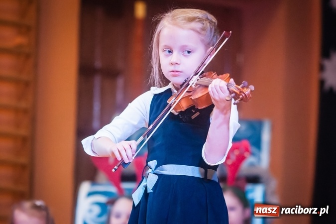 Zdjęcie w galerii na portalu naszraciborz.pl: Przedstawienie Ratujmy Święta w ramach Dni Otwartych SP 13  wiadomości z regionu