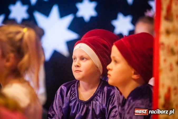 Zdjęcie w galerii na portalu naszraciborz.pl: Przedstawienie Ratujmy Święta w ramach Dni Otwartych SP 13  wiadomości z regionu