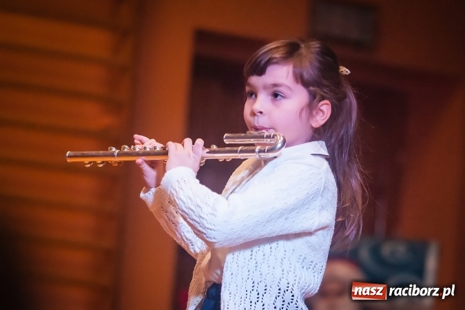 Zdjęcie w galerii na portalu naszraciborz.pl: Przedstawienie Ratujmy Święta w ramach Dni Otwartych SP 13  wiadomości z regionu