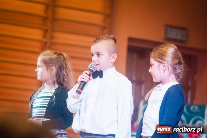Zdjęcie w galerii na portalu naszraciborz.pl: Przedstawienie Ratujmy Święta w ramach Dni Otwartych SP 13  wiadomości z regionu