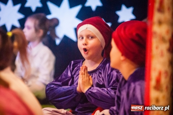 Zdjęcie w galerii na portalu naszraciborz.pl: Przedstawienie Ratujmy Święta w ramach Dni Otwartych SP 13  wiadomości z regionu