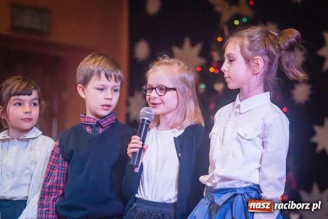 Zdjęcie w galerii na portalu naszraciborz.pl: Przedstawienie Ratujmy Święta w ramach Dni Otwartych SP 13  wiadomości z regionu