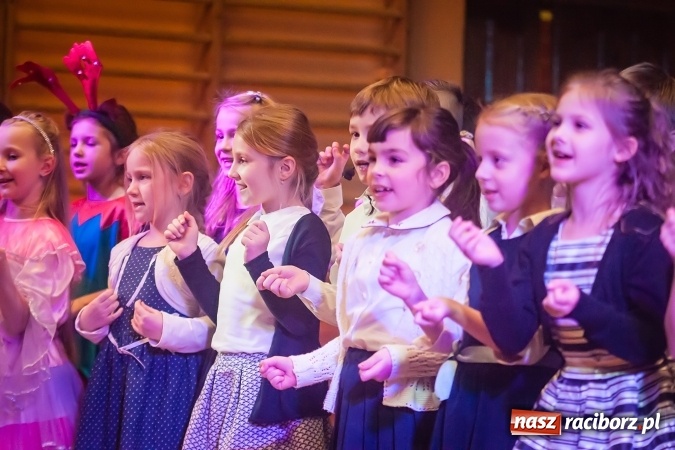 Zdjęcie w galerii na portalu naszraciborz.pl: Przedstawienie Ratujmy Święta w ramach Dni Otwartych SP 13  wiadomości z regionu