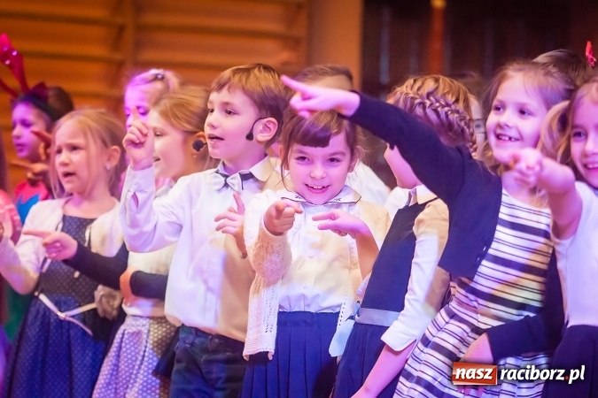 Zdjęcie w galerii na portalu naszraciborz.pl: Przedstawienie Ratujmy Święta w ramach Dni Otwartych SP 13  wiadomości z regionu