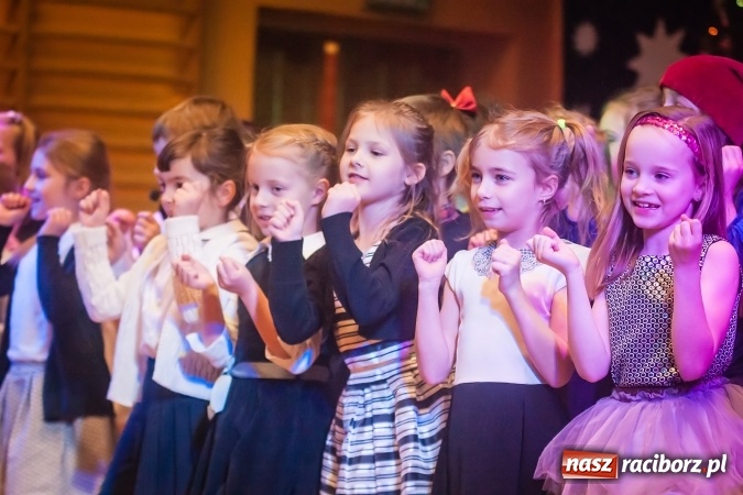 Zdjęcie w galerii na portalu naszraciborz.pl: Przedstawienie Ratujmy Święta w ramach Dni Otwartych SP 13  wiadomości z regionu