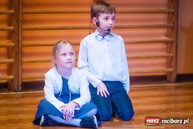 Zdjęcie w galerii na portalu naszraciborz.pl: Przedstawienie Ratujmy Święta w ramach Dni Otwartych SP 13  wiadomości z regionu