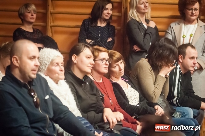 Zdjęcie w galerii na portalu naszraciborz.pl: Przedstawienie Ratujmy Święta w ramach Dni Otwartych SP 13  wiadomości z regionu