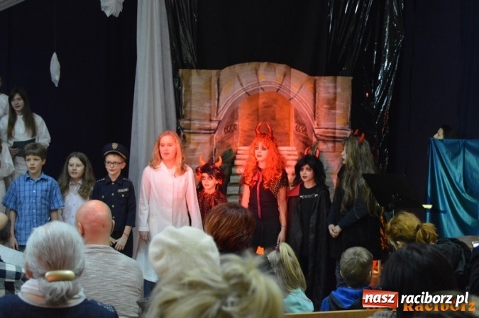 Zdjęcie w galerii na portalu naszraciborz.pl: Jakie  z tej szopki wynika przesłanie? Noworoczne życzenia dla rodziców w SP 4  wiadomości z regionu