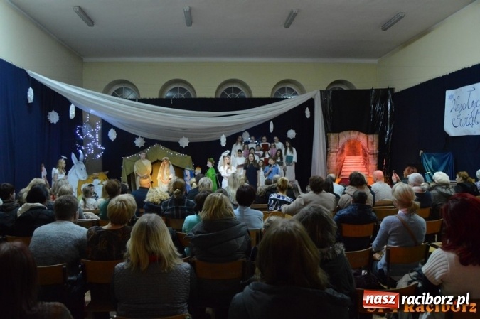 Zdjęcie w galerii na portalu naszraciborz.pl: Jakie  z tej szopki wynika przesłanie? Noworoczne życzenia dla rodziców w SP 4  wiadomości z regionu