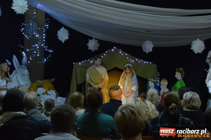 Zdjęcie w galerii na portalu naszraciborz.pl: Jakie  z tej szopki wynika przesłanie? Noworoczne życzenia dla rodziców w SP 4  wiadomości z regionu
