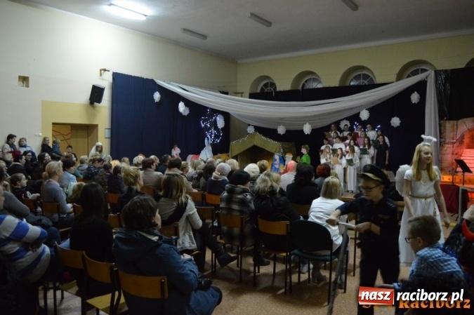 Zdjęcie w galerii na portalu naszraciborz.pl: Jakie  z tej szopki wynika przesłanie? Noworoczne życzenia dla rodziców w SP 4  wiadomości z regionu