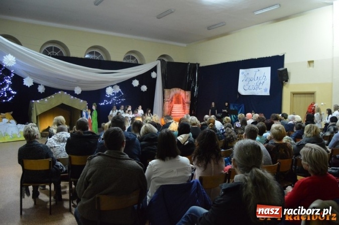 Zdjęcie w galerii na portalu naszraciborz.pl: Jakie  z tej szopki wynika przesłanie? Noworoczne życzenia dla rodziców w SP 4  wiadomości z regionu