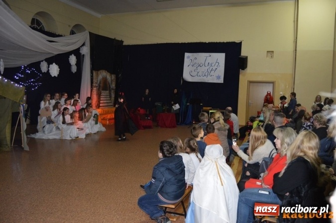 Zdjęcie w galerii na portalu naszraciborz.pl: Jakie  z tej szopki wynika przesłanie? Noworoczne życzenia dla rodziców w SP 4  wiadomości z regionu