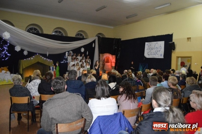 Zdjęcie w galerii na portalu naszraciborz.pl: Jakie  z tej szopki wynika przesłanie? Noworoczne życzenia dla rodziców w SP 4  wiadomości z regionu