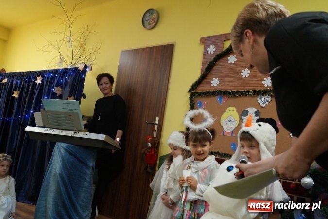 Zdjęcie w galerii na portalu naszraciborz.pl: Całusy i laurki dla babć i dziadków w Przedszkolu w Nędzy  wiadomości z regionu