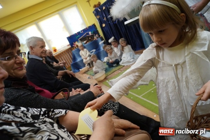 Zdjęcie w galerii na portalu naszraciborz.pl: Całusy i laurki dla babć i dziadków w Przedszkolu w Nędzy  wiadomości z regionu