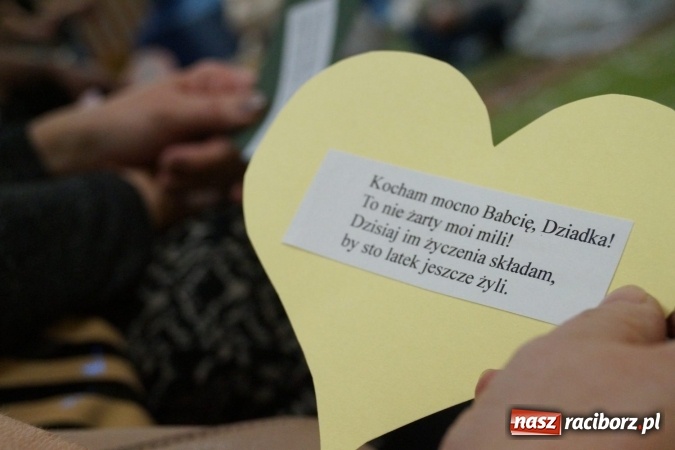 Zdjęcie w galerii na portalu naszraciborz.pl: Całusy i laurki dla babć i dziadków w Przedszkolu w Nędzy  wiadomości z regionu