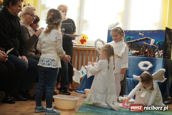 Zdjęcie w galerii na portalu naszraciborz.pl: Całusy i laurki dla babć i dziadków w Przedszkolu w Nędzy  wiadomości z regionu