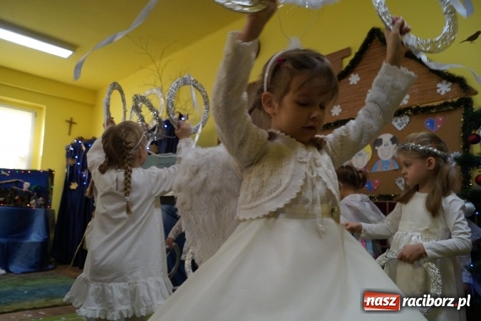 Zdjęcie w galerii na portalu naszraciborz.pl: Całusy i laurki dla babć i dziadków w Przedszkolu w Nędzy  wiadomości z regionu