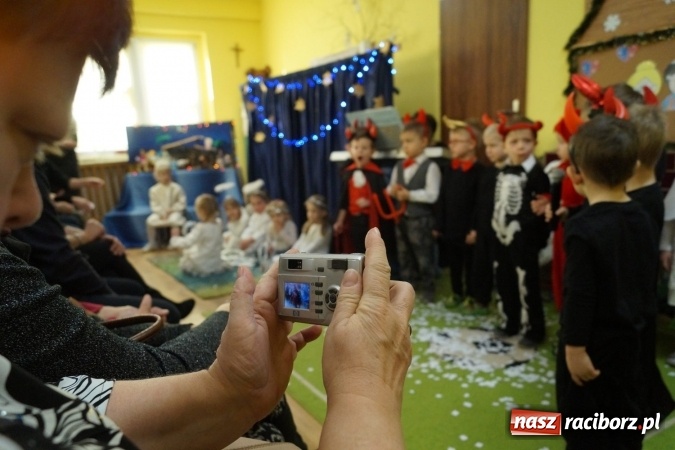 Zdjęcie w galerii na portalu naszraciborz.pl: Całusy i laurki dla babć i dziadków w Przedszkolu w Nędzy  wiadomości z regionu