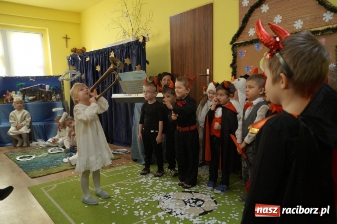 Zdjęcie w galerii na portalu naszraciborz.pl: Całusy i laurki dla babć i dziadków w Przedszkolu w Nędzy  wiadomości z regionu