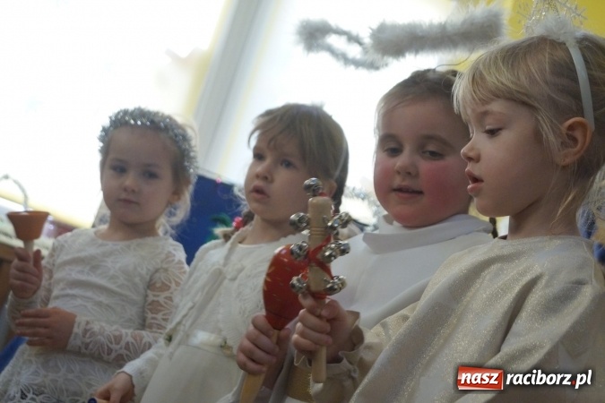 Zdjęcie w galerii na portalu naszraciborz.pl: Całusy i laurki dla babć i dziadków w Przedszkolu w Nędzy  wiadomości z regionu