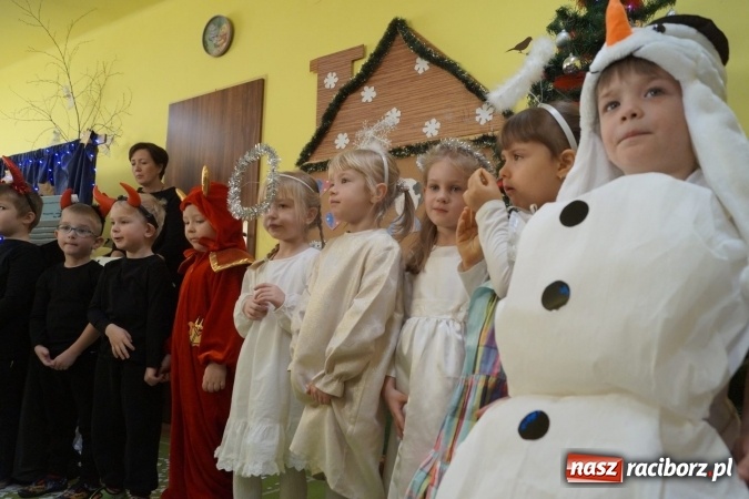 Zdjęcie w galerii na portalu naszraciborz.pl: Całusy i laurki dla babć i dziadków w Przedszkolu w Nędzy  wiadomości z regionu