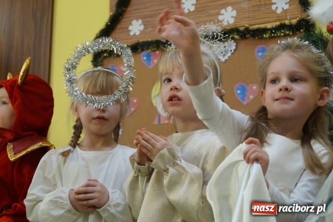 Zdjęcie w galerii na portalu naszraciborz.pl: Całusy i laurki dla babć i dziadków w Przedszkolu w Nędzy  wiadomości z regionu