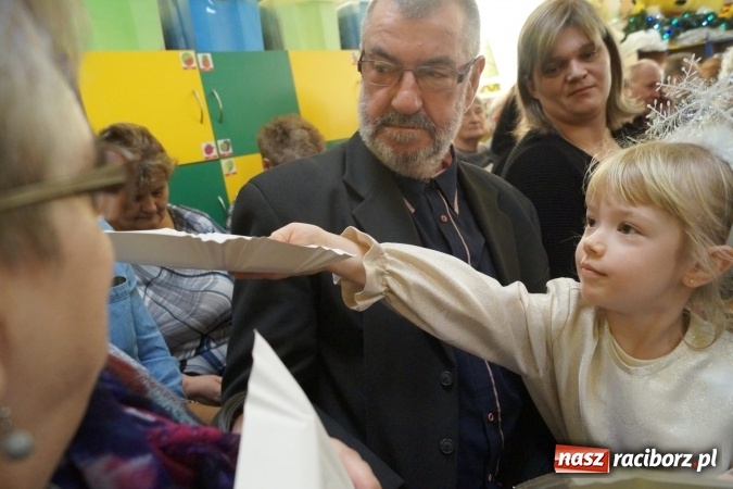 Zdjęcie w galerii na portalu naszraciborz.pl: Całusy i laurki dla babć i dziadków w Przedszkolu w Nędzy  wiadomości z regionu