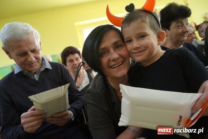 Zdjęcie w galerii na portalu naszraciborz.pl: Całusy i laurki dla babć i dziadków w Przedszkolu w Nędzy  wiadomości z regionu