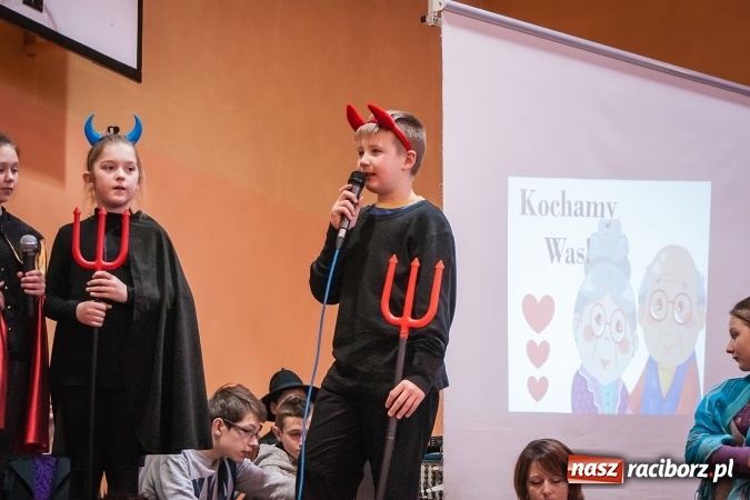 Zdjęcie w galerii na portalu naszraciborz.pl: Dzień babci i dziadka w Krzanowicach wiadomości z regionu