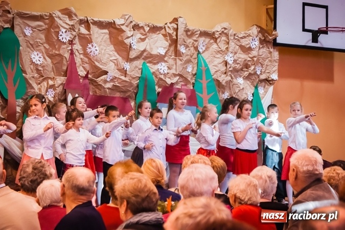 Zdjęcie w galerii na portalu naszraciborz.pl: Dzień babci i dziadka w Krzanowicach wiadomości z regionu