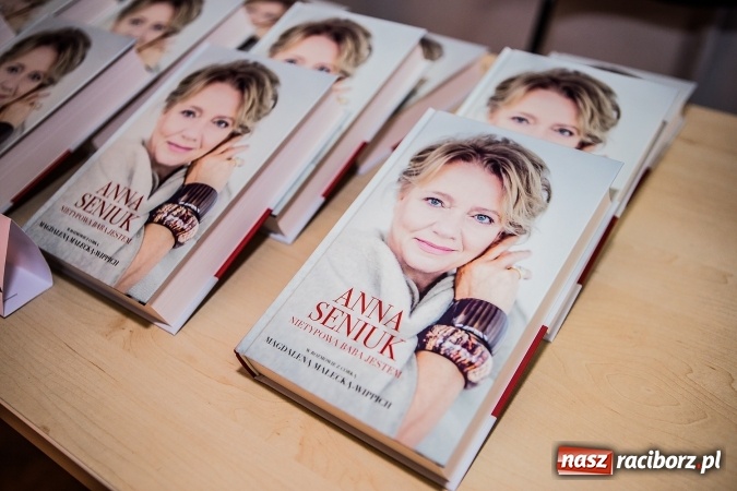 Zdjęcie w galerii na portalu naszraciborz.pl: Anna Seniuk na spotkaniu z czytelnikami w raciborskiej bibliotece wiadomości z regionu