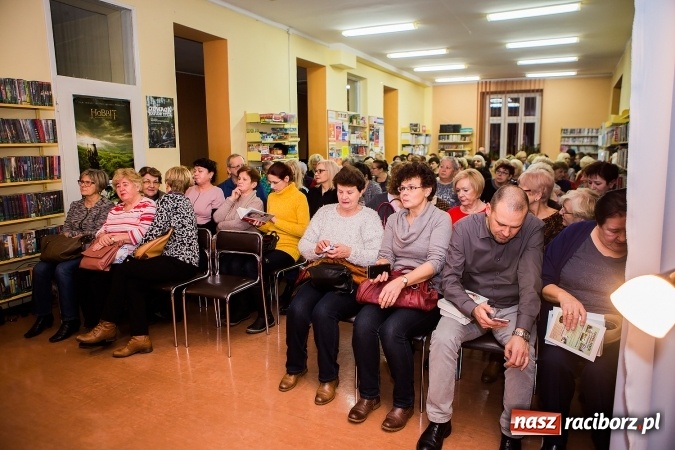 Zdjęcie w galerii na portalu naszraciborz.pl: Anna Seniuk na spotkaniu z czytelnikami w raciborskiej bibliotece wiadomości z regionu