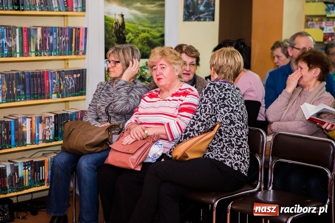 Zdjęcie w galerii na portalu naszraciborz.pl: Anna Seniuk na spotkaniu z czytelnikami w raciborskiej bibliotece wiadomości z regionu