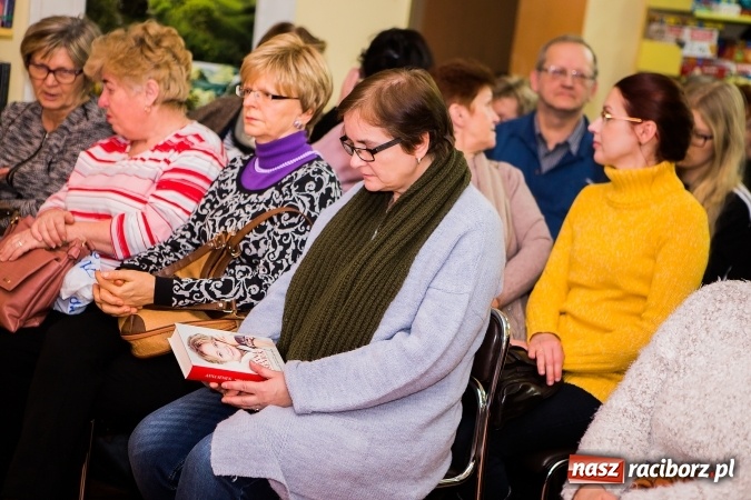 Zdjęcie w galerii na portalu naszraciborz.pl: Anna Seniuk na spotkaniu z czytelnikami w raciborskiej bibliotece wiadomości z regionu