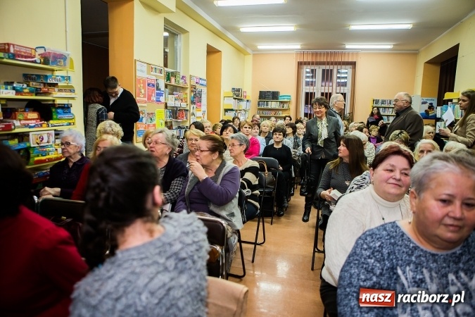 Zdjęcie w galerii na portalu naszraciborz.pl: Anna Seniuk na spotkaniu z czytelnikami w raciborskiej bibliotece wiadomości z regionu