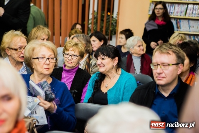 Zdjęcie w galerii na portalu naszraciborz.pl: Anna Seniuk na spotkaniu z czytelnikami w raciborskiej bibliotece wiadomości z regionu