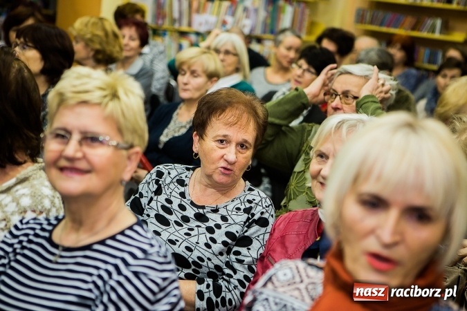 Zdjęcie w galerii na portalu naszraciborz.pl: Anna Seniuk na spotkaniu z czytelnikami w raciborskiej bibliotece wiadomości z regionu