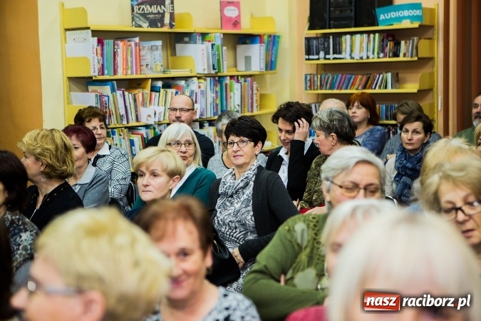 Zdjęcie w galerii na portalu naszraciborz.pl: Anna Seniuk na spotkaniu z czytelnikami w raciborskiej bibliotece wiadomości z regionu