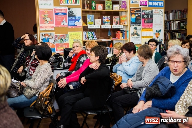 Zdjęcie w galerii na portalu naszraciborz.pl: Anna Seniuk na spotkaniu z czytelnikami w raciborskiej bibliotece wiadomości z regionu
