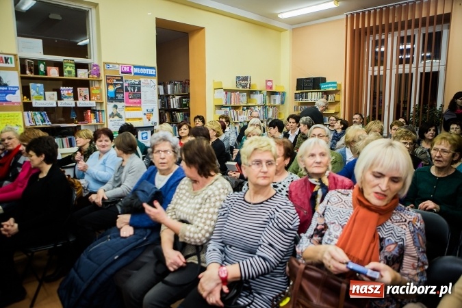 Zdjęcie w galerii na portalu naszraciborz.pl: Anna Seniuk na spotkaniu z czytelnikami w raciborskiej bibliotece wiadomości z regionu